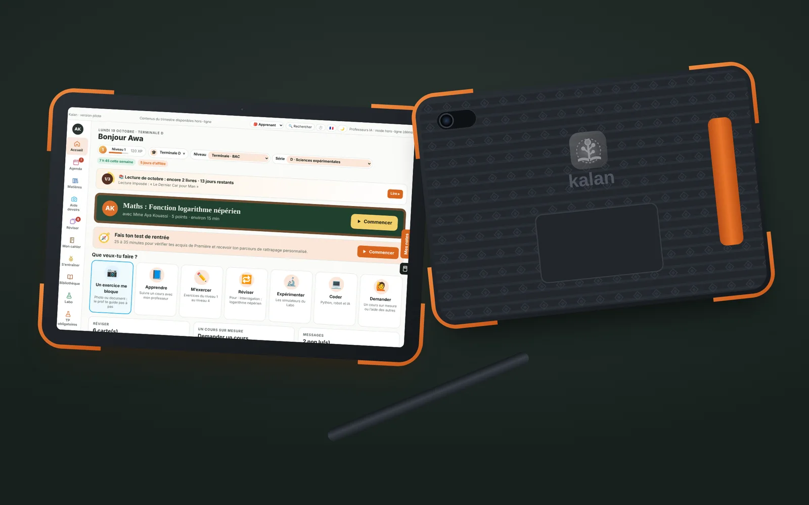 Tablette Kalan K1 de face et de dos : coins renforcés orange, dos texturé avec logo Kalan, sangle de main et béquille.